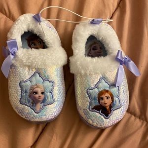 Ana & Elsa house shoes 😍
